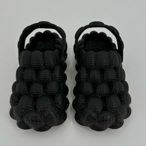 Closed Toe Slip On Black Bubble Slippers New In Bag Kids Size US 1.5-2/EU 32-33